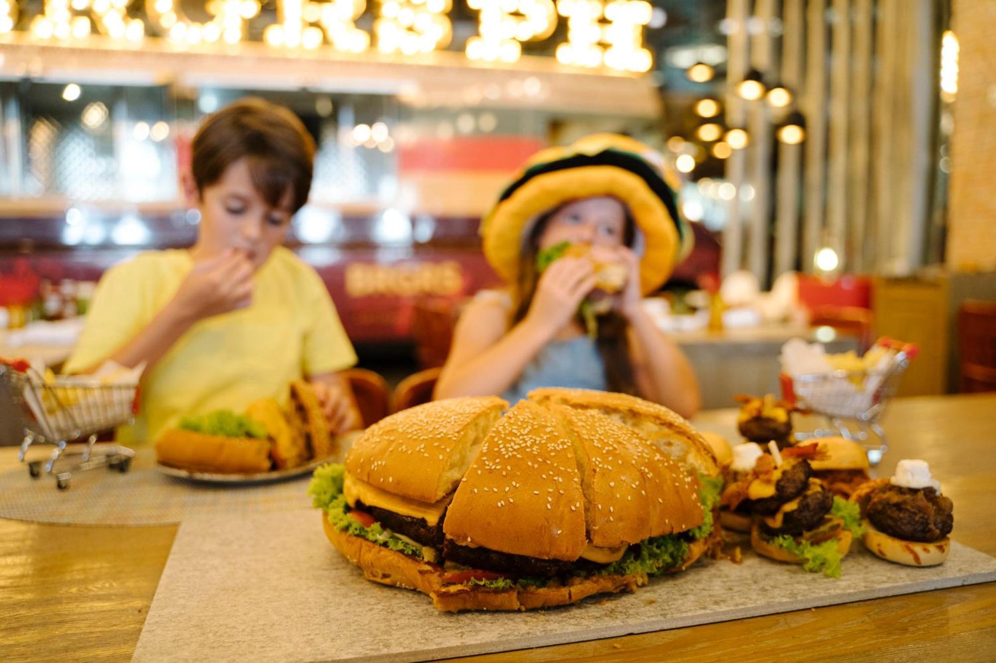 Nickelodeon Hotels & Resorts Punta Cana Luaran gambar A hamburger