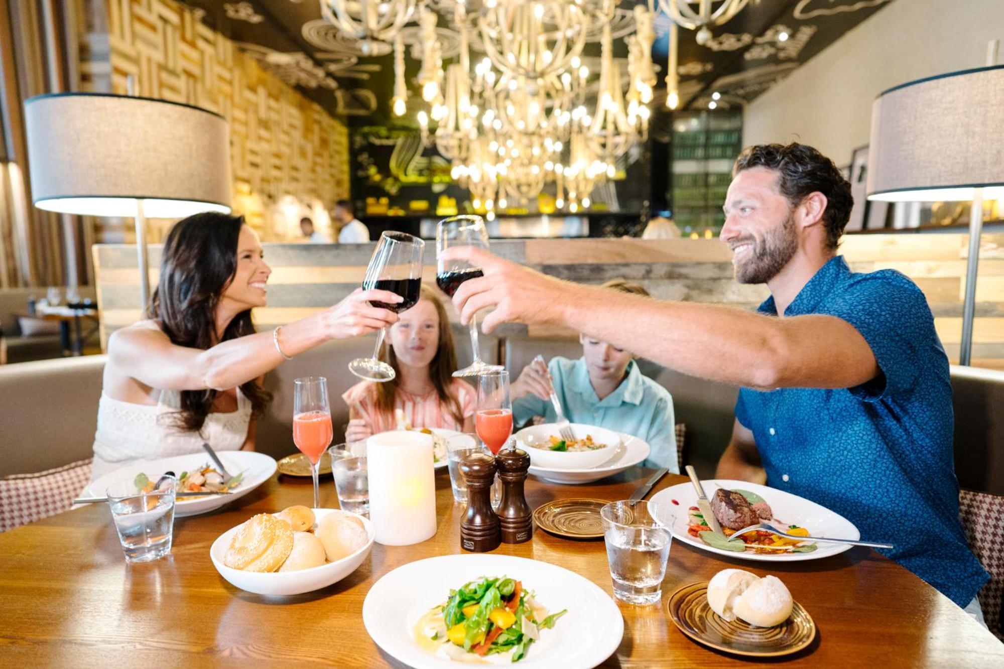 Nickelodeon Hotels & Resorts Punta Cana Luaran gambar A group of friends dining together
