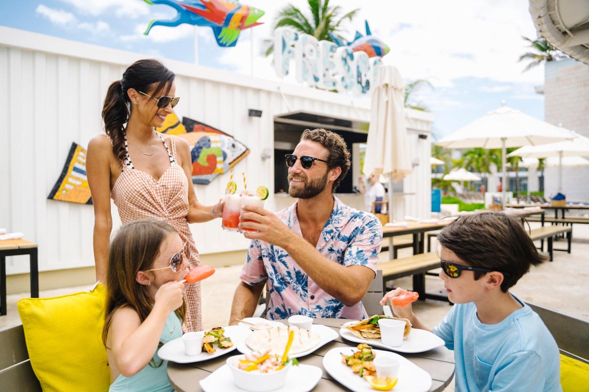 Nickelodeon Hotels & Resorts Punta Cana Luaran gambar Family dining at the pool